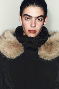 ZARA СТЕГАНАЯ КУРТКА С КАПЮШОНОМ С МЕХОВОЙ ОТДЕЛКОЙ, ЧЕРНЫЙ