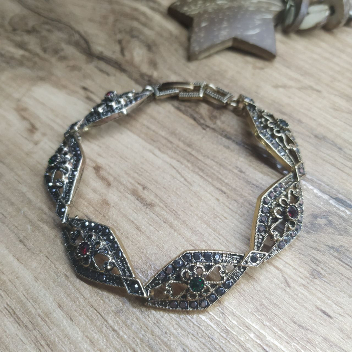 Браслет Vogue Ромб цветочек стразы графитовые зеленые красные металл золотистый на красном бархате