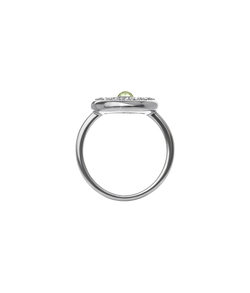 Кольцо из серебра со вставками из хризолита и бесцветных фианитов