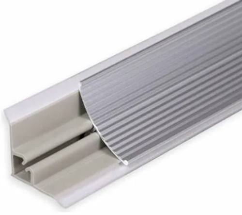 Плинтус для столешниц вогнутый рифленый ПВХ 25х25мм 3,05м Серебро
