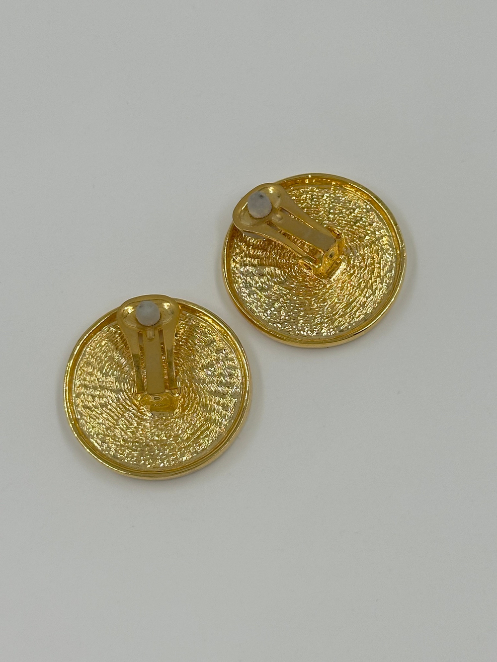 Крупные клипсы с кремовой эмалью