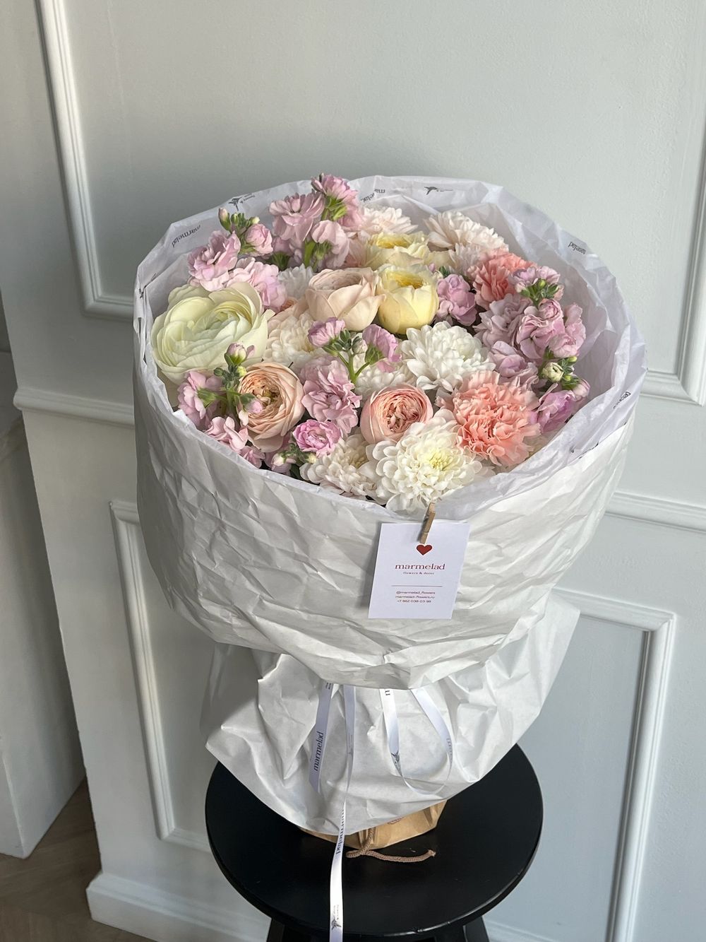 Букет из кустовых пионовидных роз, маттиолы, хризантемы и ранункулюса