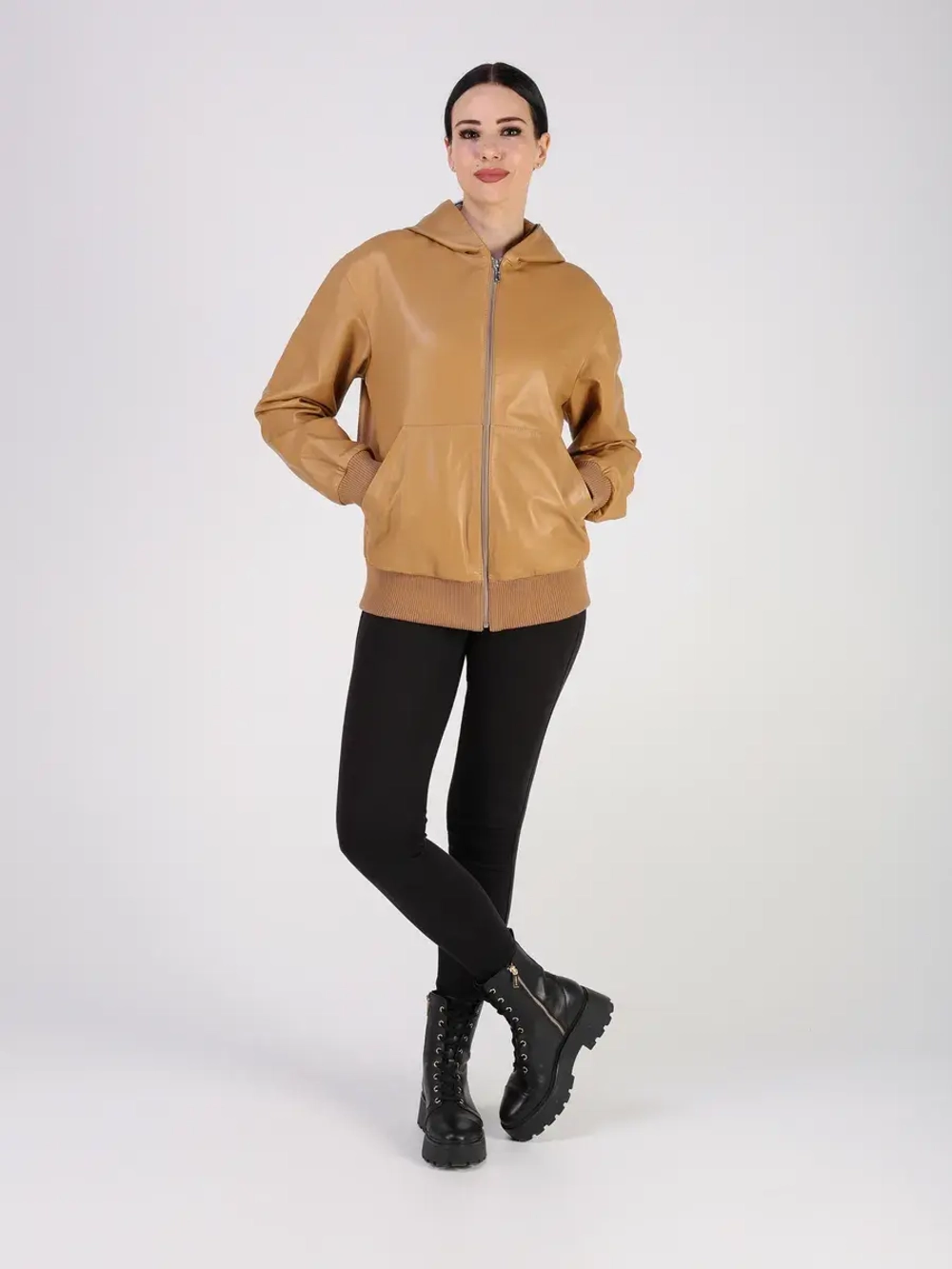 Кожаная куртка демисезонная с капюшоном