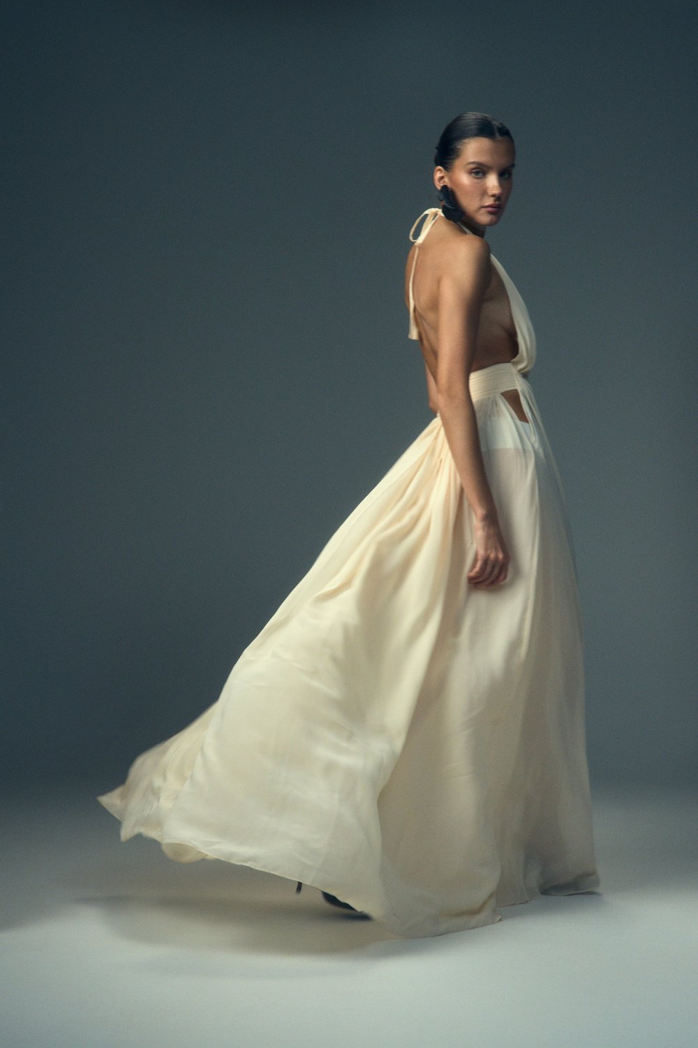 Платье с открытым декольте, Белый