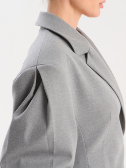 Жакет приталенный с объемными рукавами