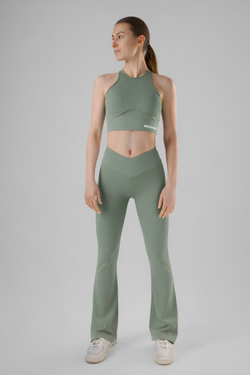 Бесшовный костюм для фитнеса в рубчик с леггинсами клеш с V-образным поясом и топом с моделирующими полосками