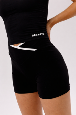 Костюм базовый с велосипедками с V-образным поясом и удлиненным топом 