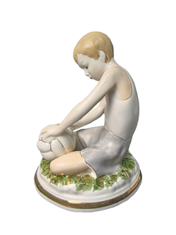 Фарфоровая статуэтка "Юный футболист" Чудово