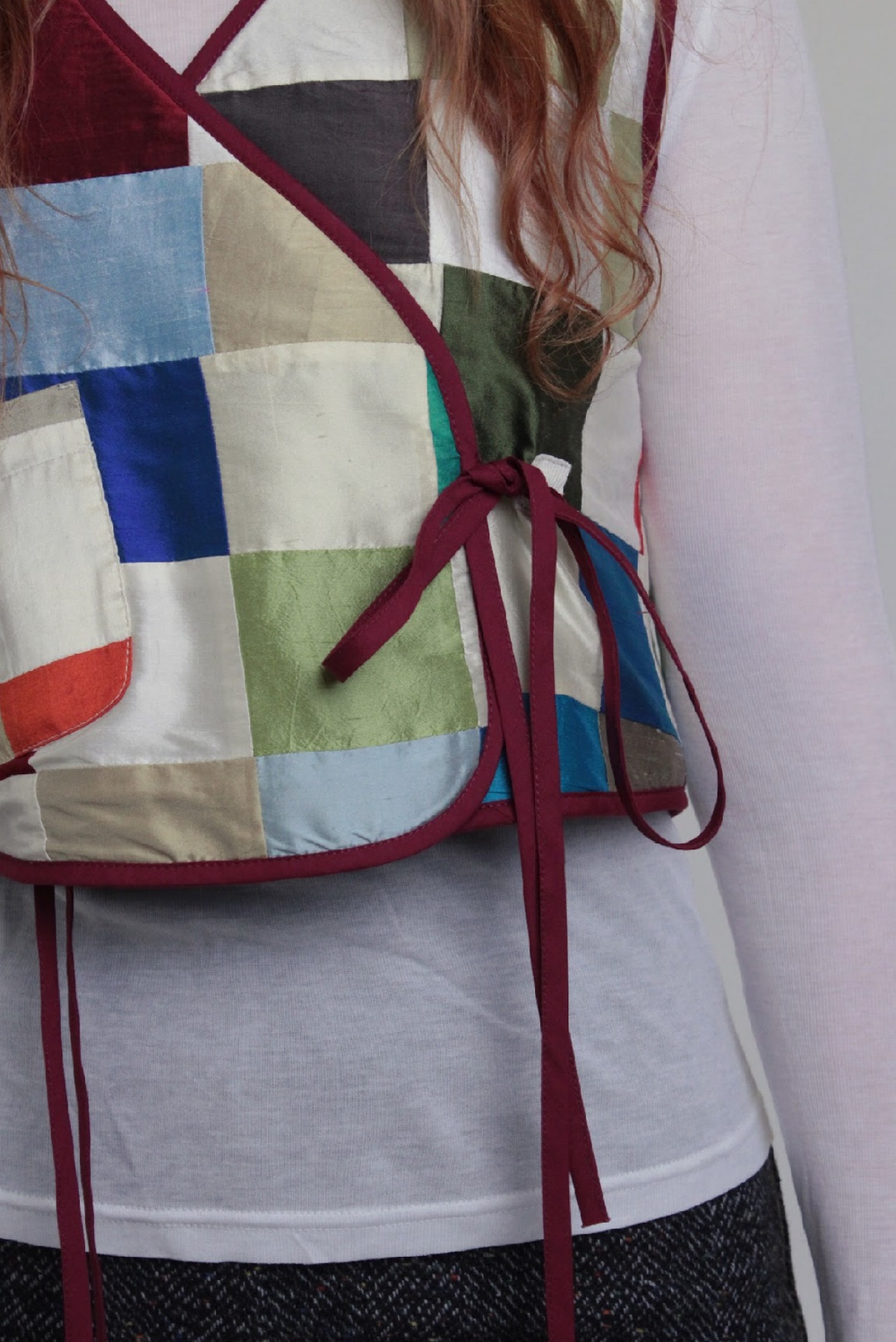 Жилет из шелка с мехом