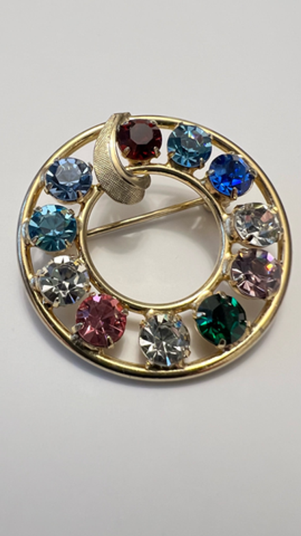 Брошь веночек с разноцветными кристаллами