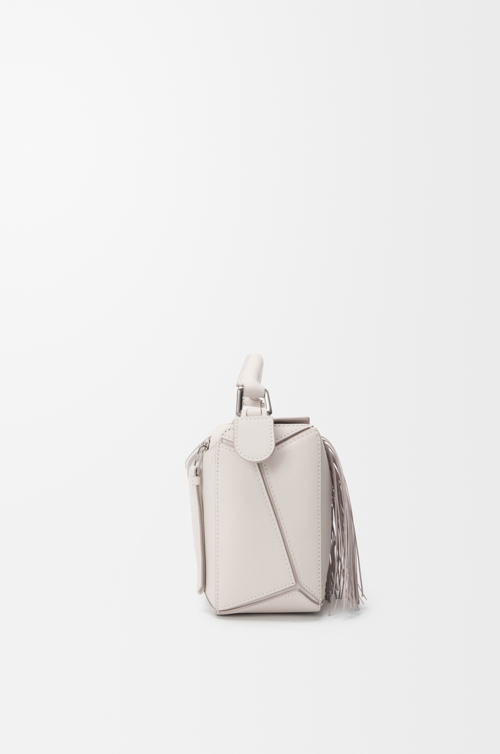 Loewe Маленькая сумка Puzzle с бахромой из классической телячьей кожи, экрю