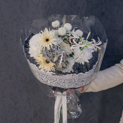 111. Кружевной авторский букет с нерине и диантусами