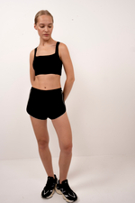 Мини-шорты с контрастным кантом