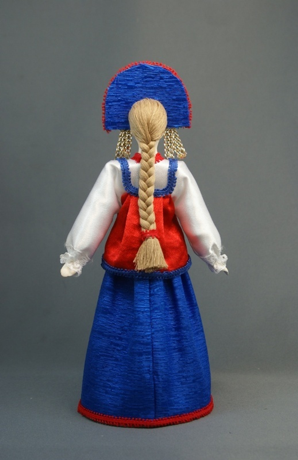 Кукла сувенирная фарфоровая. Нижегородская губ. Россия. Девичий праздничный костюм.
