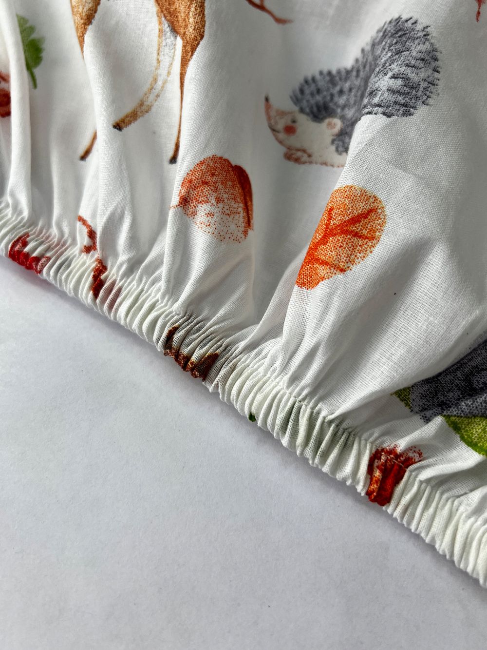 Простынь на резинке перкаль Сказка "Лесные жители" 90x200 см