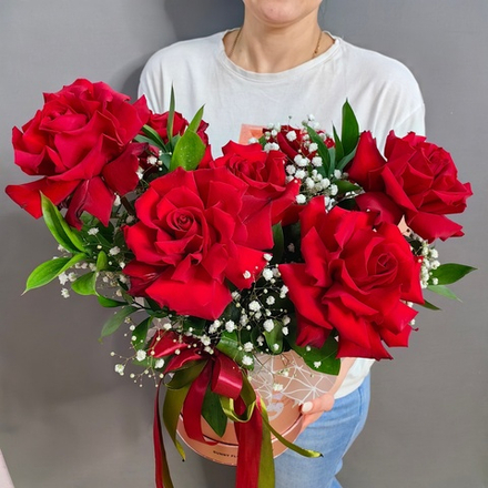 Шляпная коробка с 7 французскими розами сорта "Эксплорер"