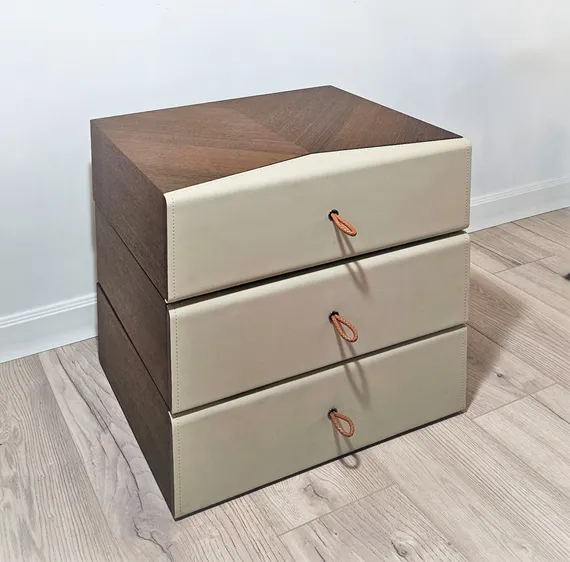 Тумбочка-столик Teorema, бежевая экокожа, шпон ореха