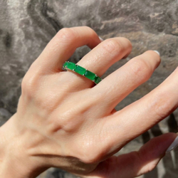 Серебряное кольцо-дорожка с багетными фианитами изумрудного цвета подчеркнет женственность и отменный вкус. Это ювелирное изделие расскажет, что вы – необыкновенная женщина, которая знает толк в настоящей роскоши. Украшение выполнено из гипоаллергенного серебра 925-й пробы и удобно в повседневной носке. В нашем магазине вы можете купить кольцо-дорожку с багетными фианитами изумрудного цвета с оперативной доставкой по Москве и всей России. В дополнение к кольцу можно заказать подвеску и серьги, выполненные в таком же стилевом решении.