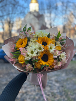 Букет с подсолнухами и розами