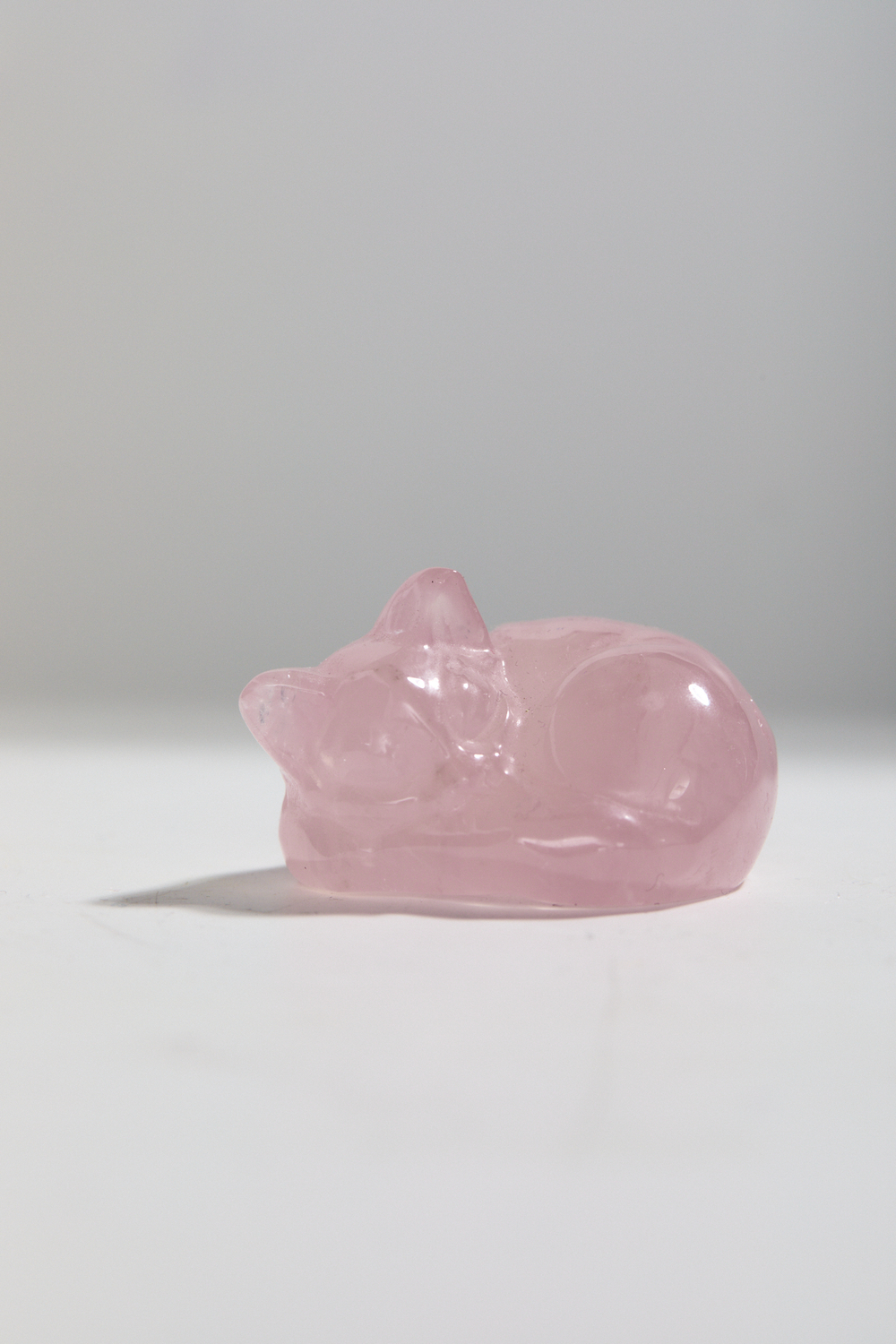 Фигурка спящего котенка из розового кварца
