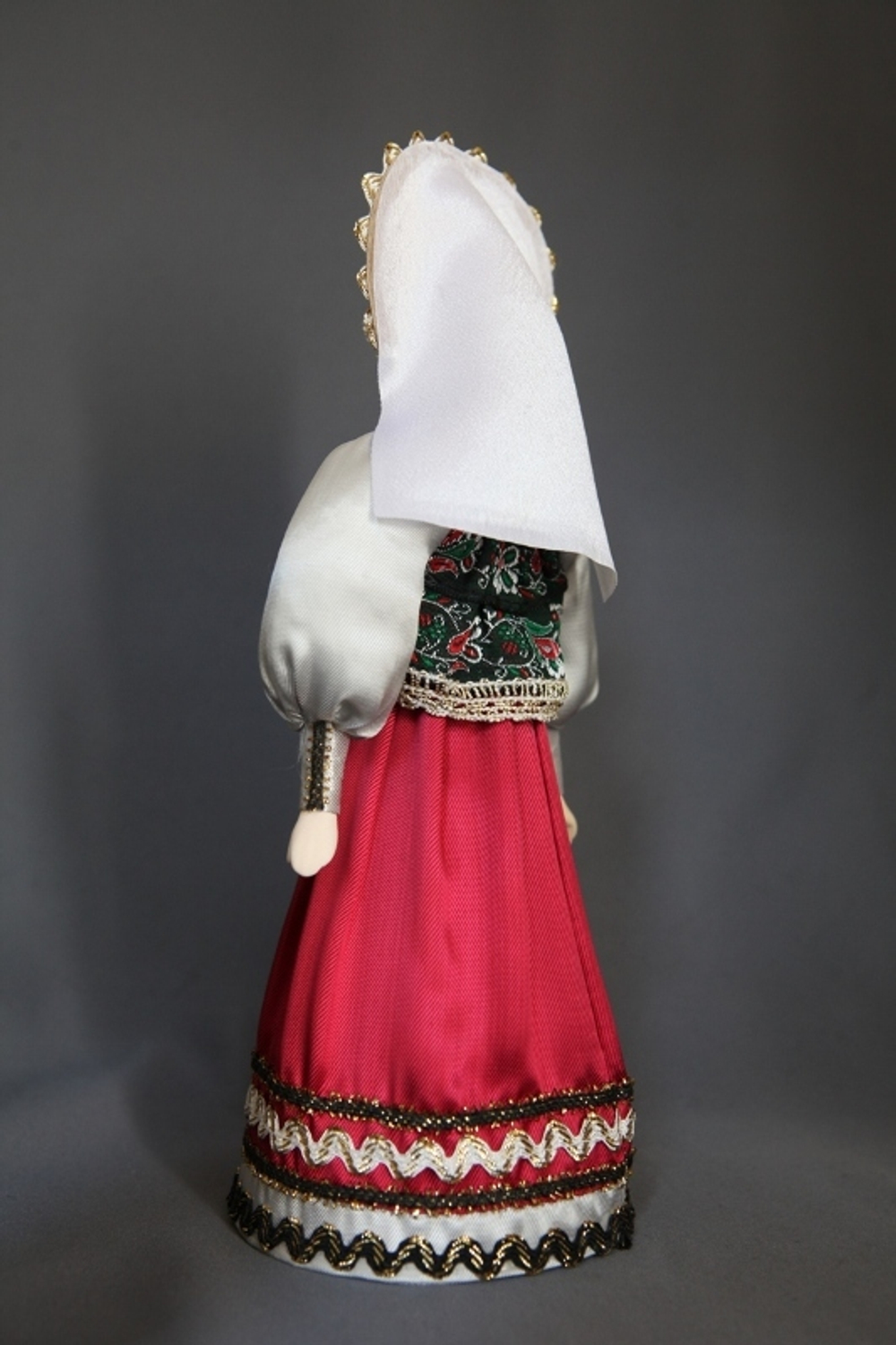 Кукла коллекционная фарфоровая в сарафане, душегрее и кокошнике,19 в. Центральная Россия