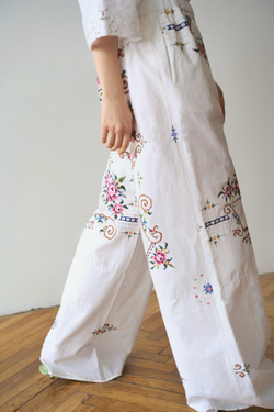 Брюки с цветочной вышивкой