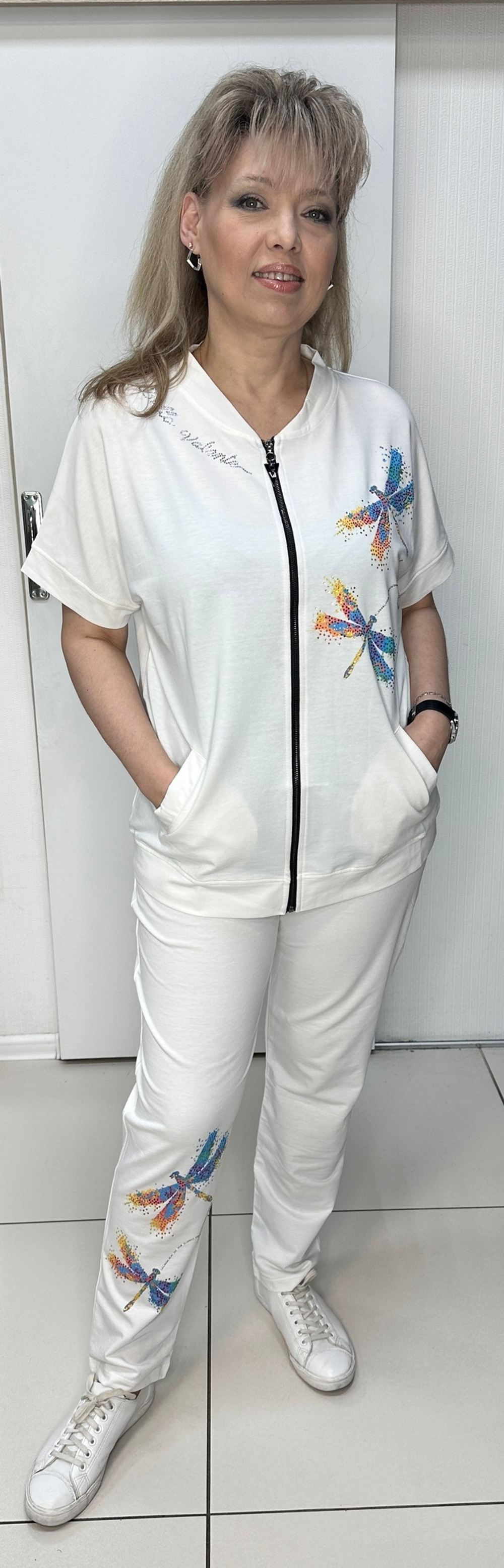 Белый трикотажный брючный костюм