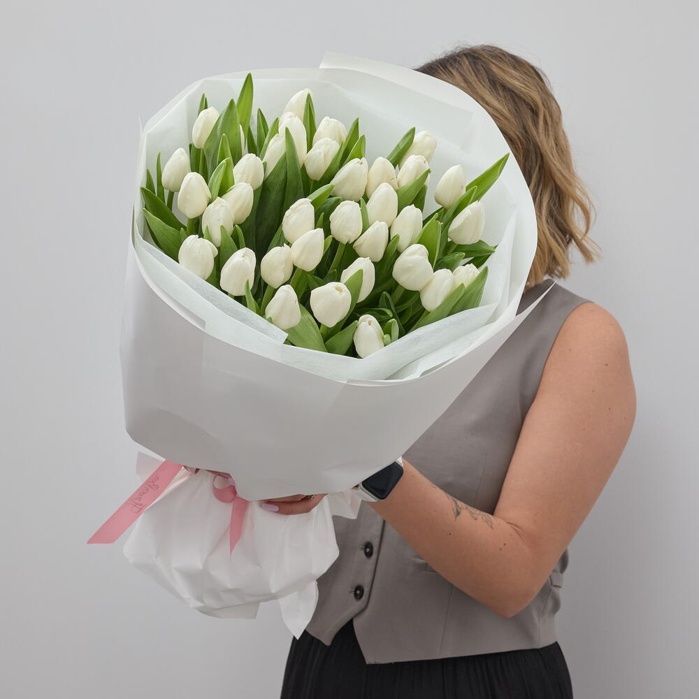 Букет из 35 белых тюльпанов в оформление