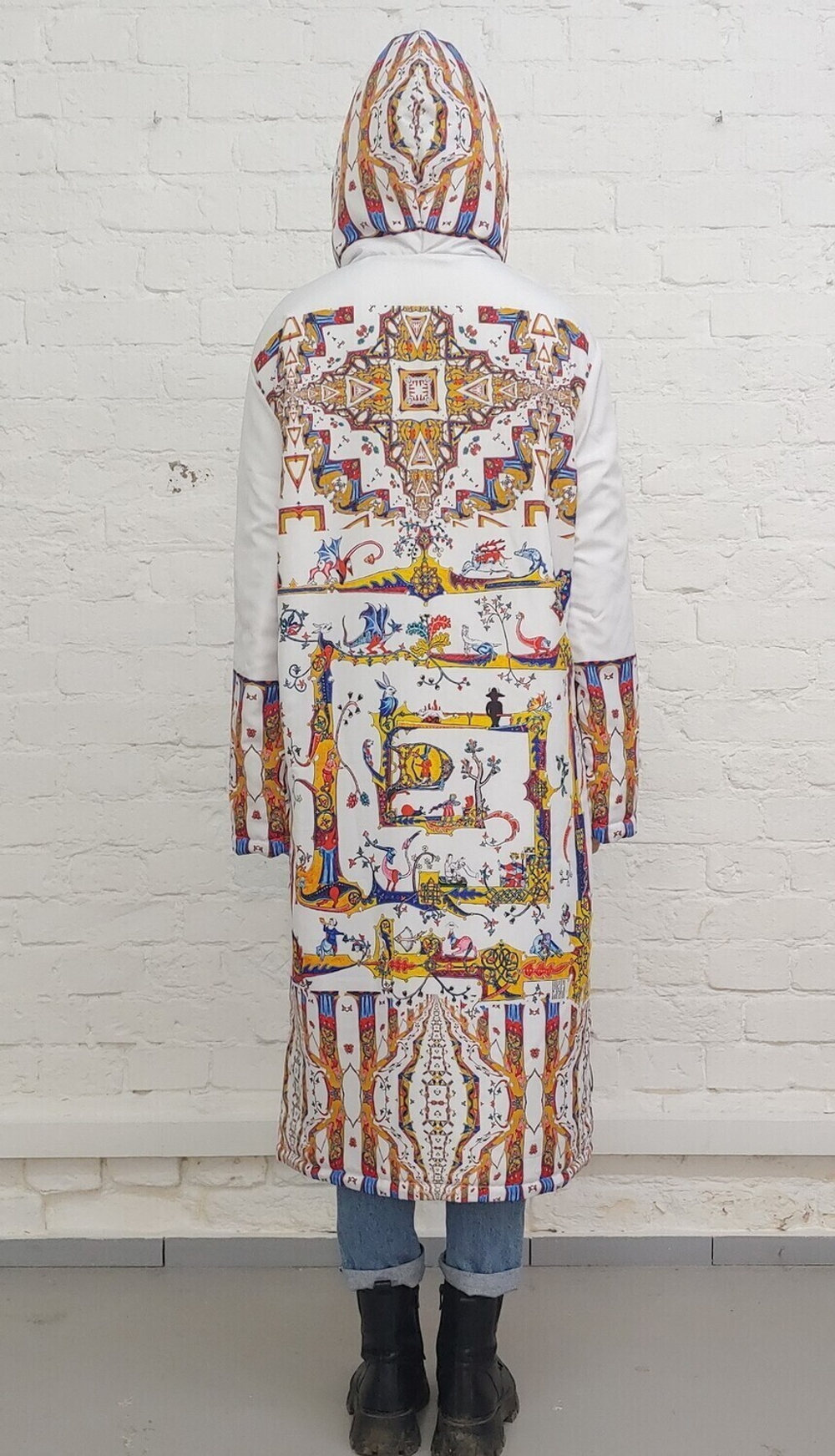 Пальто "Лабиринт 2", по мотивам средневековых буквиц и фантастических существ со страниц Псалтыри Латтрелла