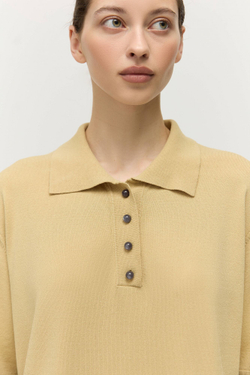 Поло с пуговицами-леденцами горчичный