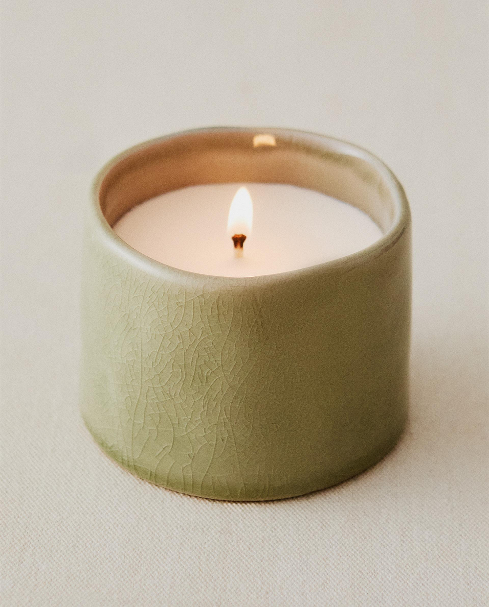 Zara Home Свеча ароматическая Musky Petals 150 г, растительный воск, аромат цветочный древесный, Розовый