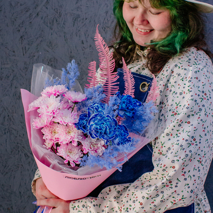 112. Стильный синий букет с розовой хризантемой