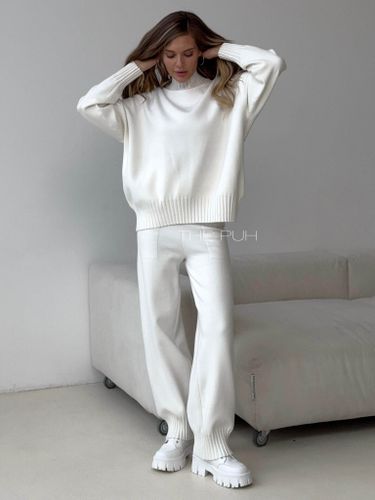 Белый трикотажный костюм из шерсти и вискозы