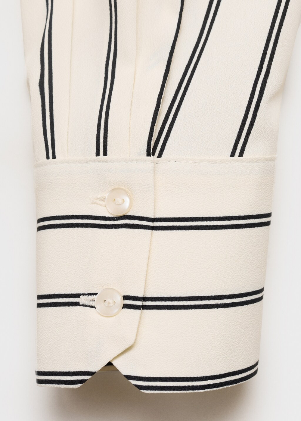 Блузка из струящейся ткани с длинными рукавами