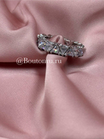 Кольцо серебристое с крупными камнями цирконами в форме треугольников