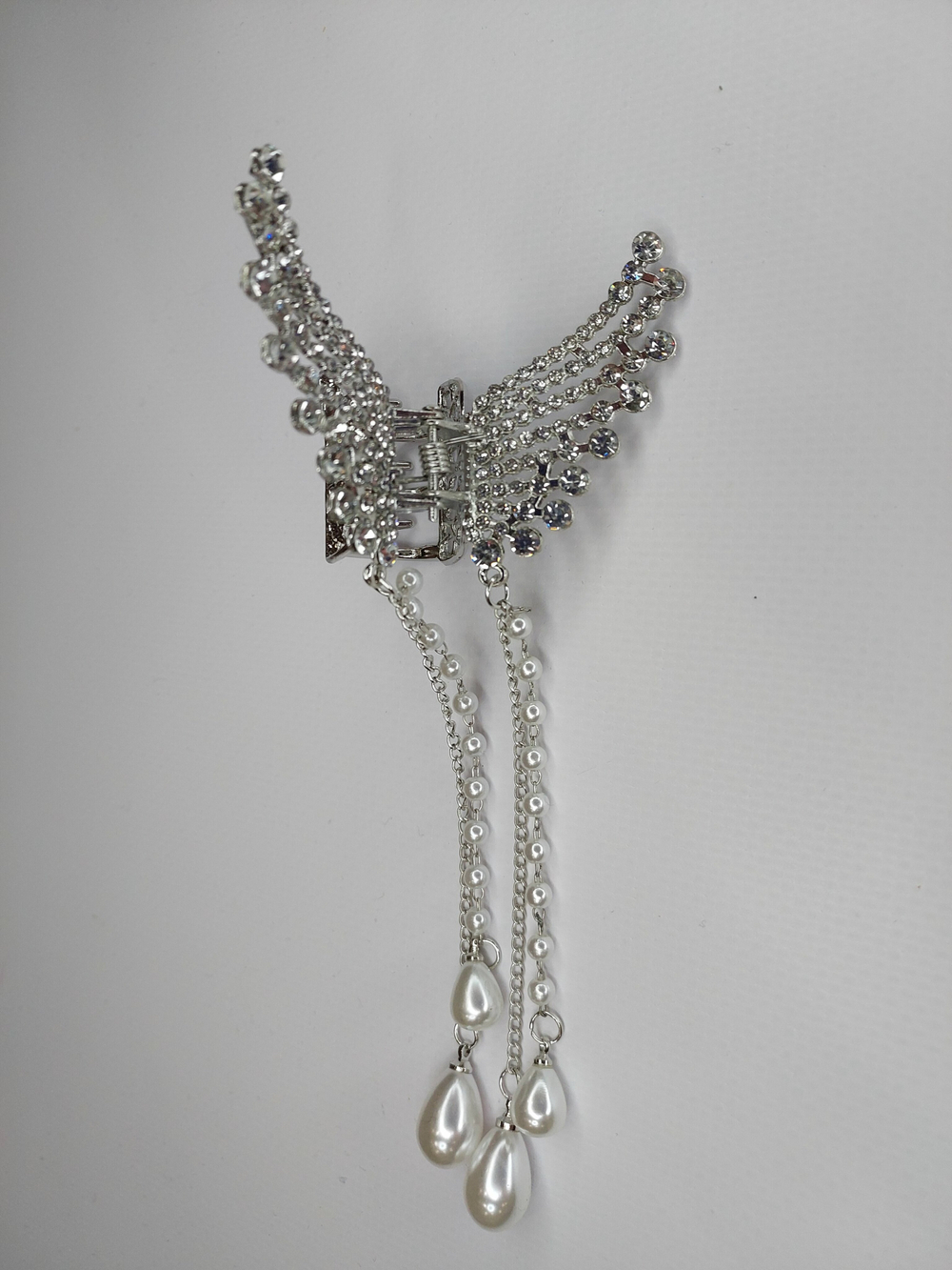 Заколка Краб. Бабочка  со стразами и жемчужными (имитация) подвесками. Цвет Серебро.