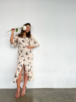 Силуэтное платье в светлый цветок