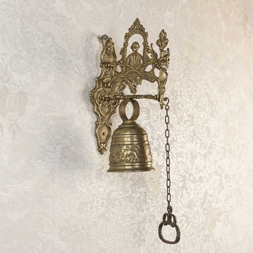 Настенный колокол с фигурой