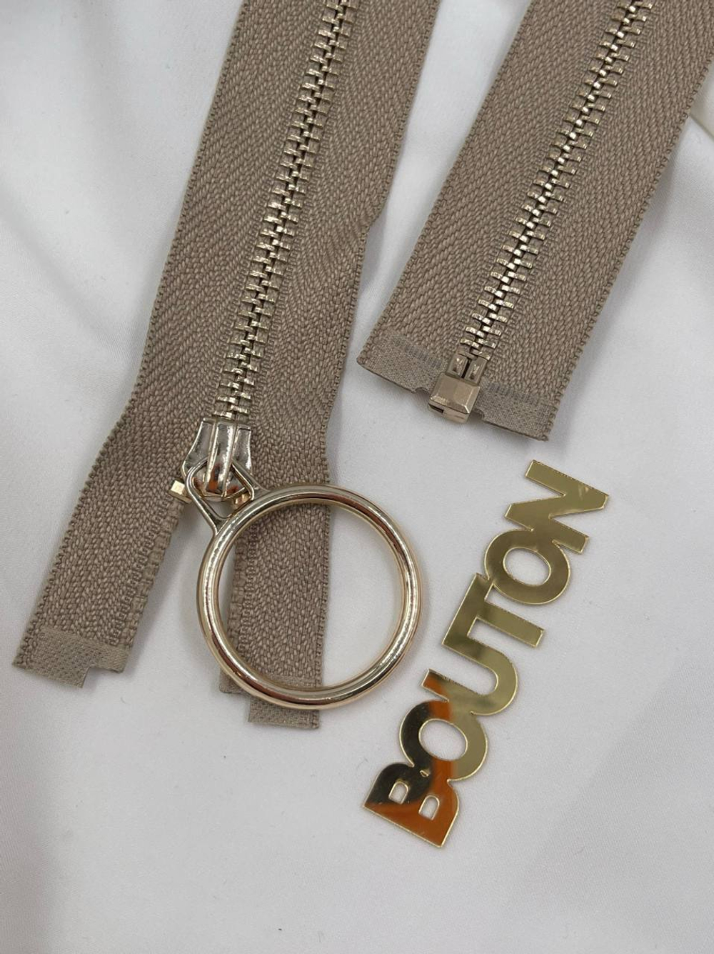 Молния бежевая с золотистым массивным кольцом