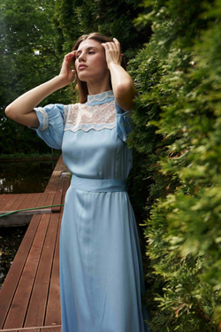 Платье миди со вставкой на груди голубое