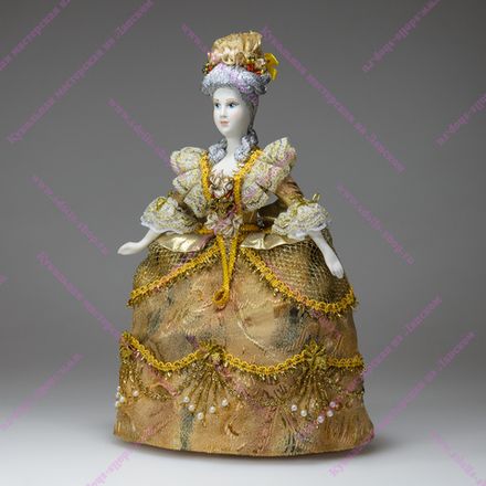 Сувенирная кукла в пышном бальном платье