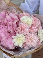 Букет сборный с персиковой хризантемой