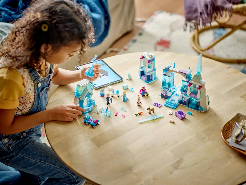 Конструктор LEGO Disney 43244 Ледяной дворец Эльзы