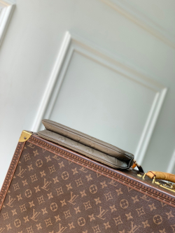 Louis Vuitton Liv Pochette