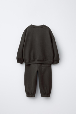 ZARA КОМПЛЕКТ ИЗ ТОЛСТОВКИ И БРЮК-ДЖОГГЕРОВ С ВЫШИТОЙ НАДПИСЬЮ, ЧЕРНЫЙ