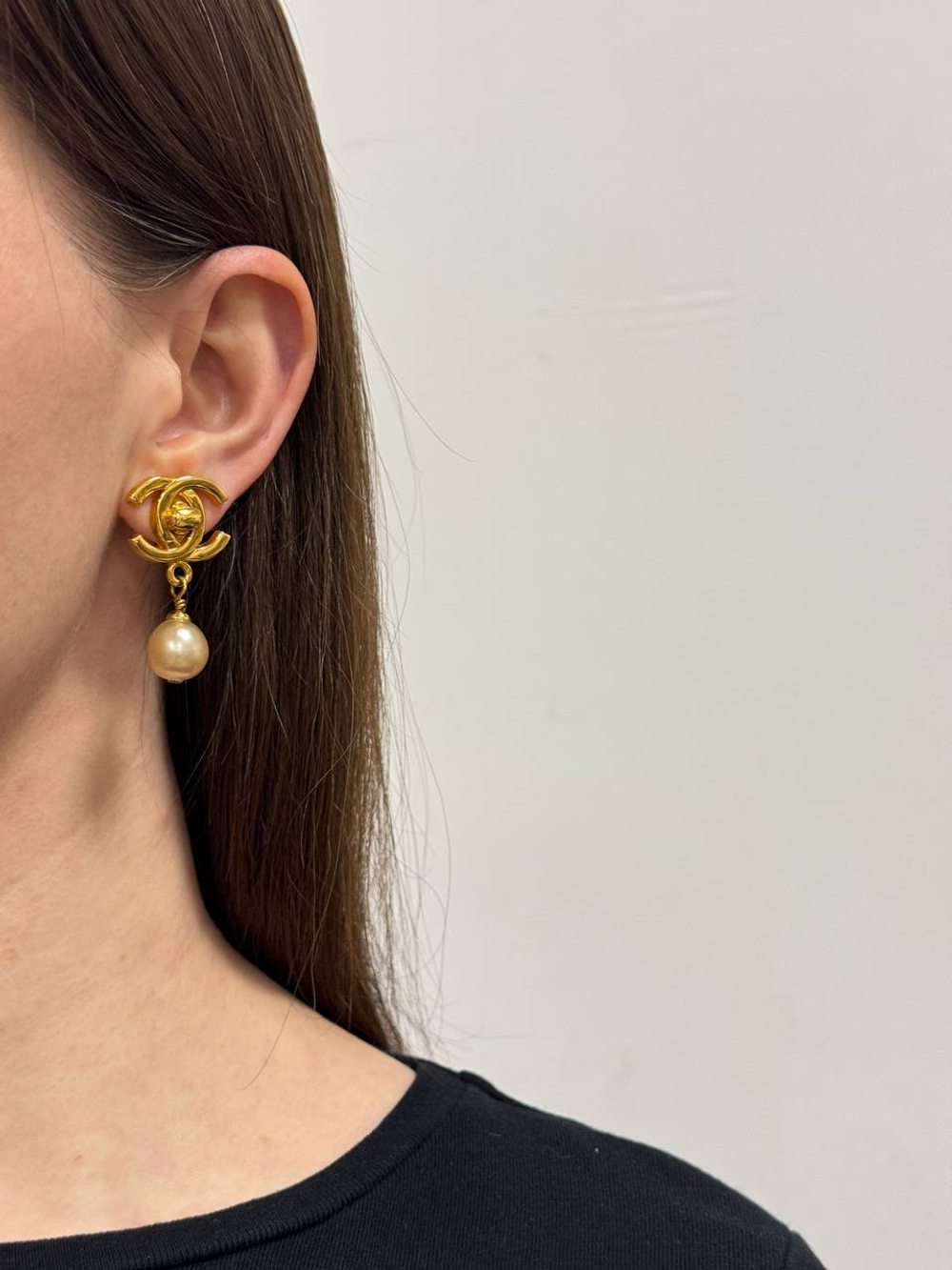 Клипсы с «жемчугом» и логотипом Chanel