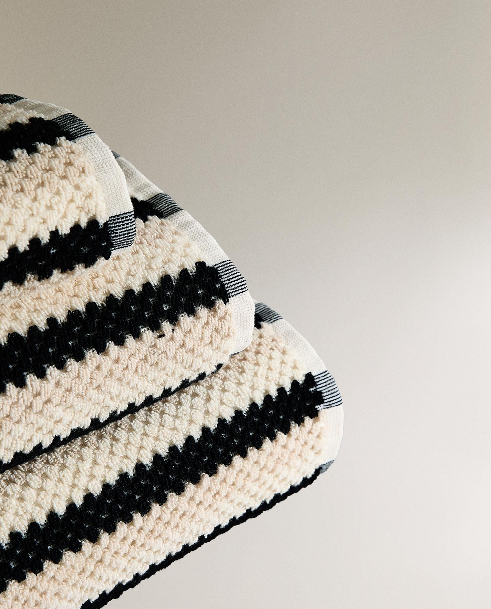 Zara Home - Жаккардовое банное полотенце с геометрическим рисунком, черный, 90х150 см