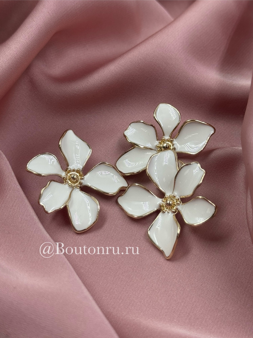 Пуговица в форме цветка золотистая с белой эмалью
