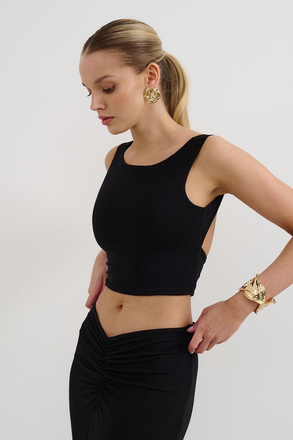 Топ с открытой спиной из вискозы черного цвета