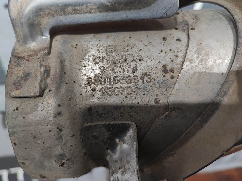 Насадка глушителя левая Geely Tugella 22-нв Б/У Оригинал 6044117700